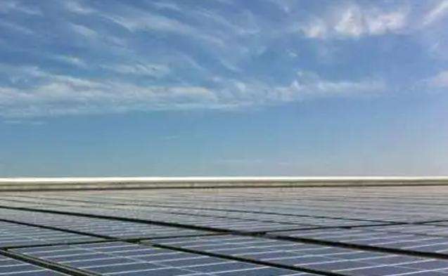 A solar water heater pours hot water into a cold water tank